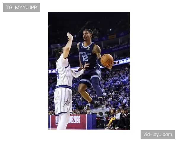 贾·莫兰特高高跃起，完成对昔日队友的暴力隔扣，引爆联邦快递论坛球馆