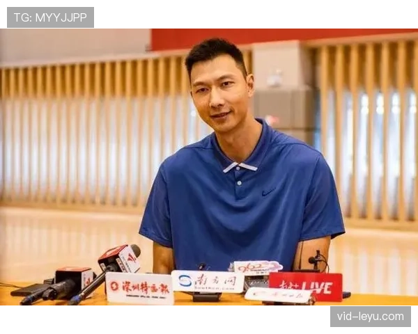 特写镜头:易建联场边观战广东队,与杜锋指导交流瞬间被捕捉 特写镜头:易建联场边观战广东队,与杜锋指导交流瞬间被捕捉